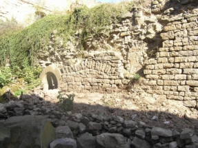 Zdevastovaný prostor jižního průčelí západního paláce