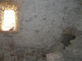 Provalená klenba přístupu do sklepení a okno v jižní stěně západního paláce