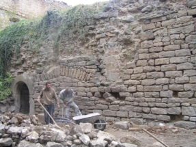 Zdevastovaný prostor jižního průčelí západního paláce