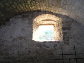 Okno v přízemí východní místnosti západního paláce