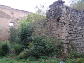 Zdevastovaný prostor jižního průčelí západního paláce