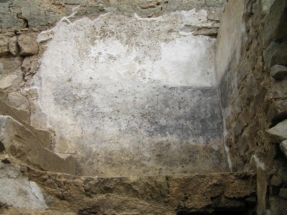 Odhalená původní omítka při schodišti vně východního paláce